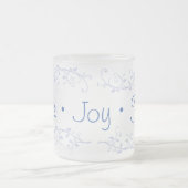 青い輝く平和の喜び愛のクリスマス フロストグラスマグカップ (中央)