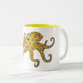 青い輪をつけたタコの漫画イラストレーション ツートーンマグカップ (正面右)