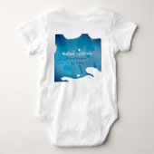 青い農村の水彩画のジーンズのテクスチャに名前とタイトルを追加 ベビーボディスーツ (裏面)