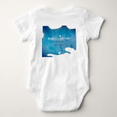 青い農村の水彩画のジーンズの質感に名前を追加 ベビーボディスーツ (裏面)