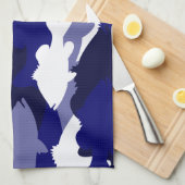 青い迷彩柄の低音の魚釣り キッチンタオル (四つ折り)