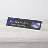 青い透き通り – 細い青い線のフラグ デスクネームプレート (正面)