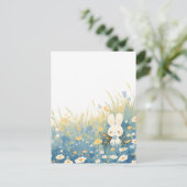 青い野の花の牧草地のスイートクリームバニー ポストカード (スタンド正面)