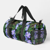 青い野生のチコリの花 ダッフルバッグ (右コーナー)