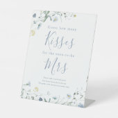 青い野生の花 キスの数当てゲームの看板 台座サイン (正面)