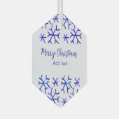 青い金属光沢の雪の結晶クリスマスパターンf ガラスオーナメント (正面右)