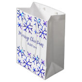青い金属光沢の雪の結晶クリスマスパターンf ミディアムペーパーバッグ (正面アングル)