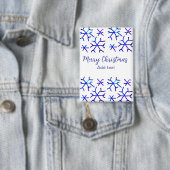 青い金属光沢の雪の結晶クリスマスパターンf 缶バッジ (インサイチュ)