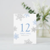青い銀製の雪片の冬の結婚式のテーブルカード ポストカード (スタンド正面)