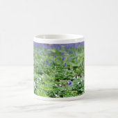 青い鐘形の花の森 コーヒーマグカップ (中央)