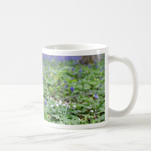 青い鐘形の花の森 コーヒーマグカップ (右)
