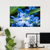 青い降雪花のマクロ ポスター (ホームオフィス)