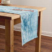 青い雪の上の赤いヴィンテージトラック ショートテーブルランナー (インサイチュ)