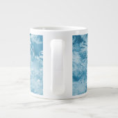 青い雪の上の赤いヴィンテージトラック ジャンボコーヒーマグカップ (裏面)