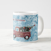 青い雪の上の赤いヴィンテージトラック ジャンボコーヒーマグカップ (正面右)