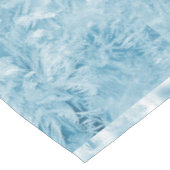 青い雪の上の赤いヴィンテージトラック テーブルクロス (アングル)