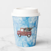 青い雪の上の赤いヴィンテージトラック 紙コップ (裏面)