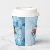 青い雪の上の赤いヴィンテージトラック 紙コップ (右)