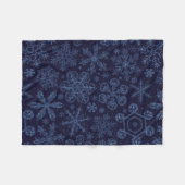 青い雪の上の青 フリースブランケット (正面(横))