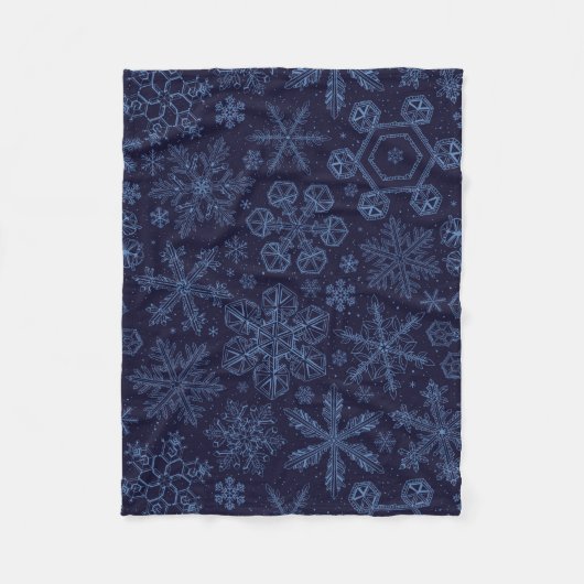 青い雪の上の青 フリースブランケット (正面)