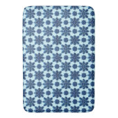 青い雪の結晶模様の背景 バスマット (正面縦)