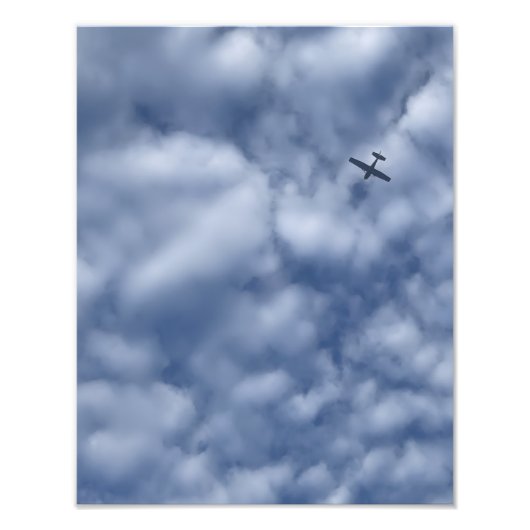 青い雲の多い空を飛ぶ小型飛行機の写真プリント フォトプリント            (正面)