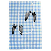 青い風船を持つ新しいツインボーイのテディベア ミディアムペーパーバッグ (裏面)