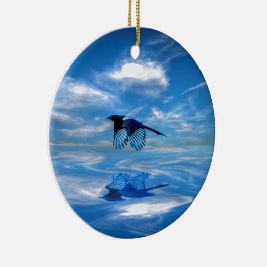 青い飛んでいるマグピーと反射した空 セラミックオーナメント (右)