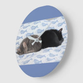青い魚の夢の中の甘い猫 ラージ壁時計 (傾斜)