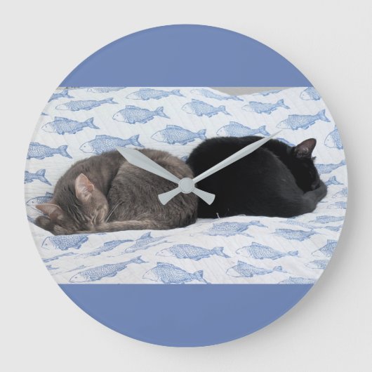 青い魚の夢の中の甘い猫 ラージ壁時計 (正面)