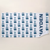 青い魚の骨のパターンパーソナライズされた ビーチタオル (正面)