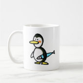青い魚を持つかわいいペンギン コーヒーマグカップ (左)