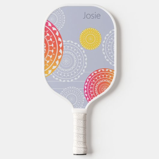 青い鮮やか名前にピンク色の黄色のランダムな曼荼羅 ピックルボールラケット (正面)