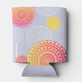 青い鮮やか名前にピンク色の黄色のランダムな曼荼羅 缶クーラー (裏面)