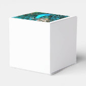 青い鮮やか孔雀が尾を扇いで入る フェイバーボックス (裏面サイド)