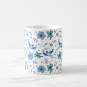 青い鳥と花のハーモニー シームレス パターン コーヒーマグカップ (中央)