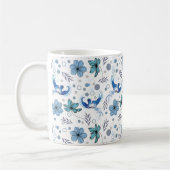 青い鳥と花のハーモニー シームレス パターン コーヒーマグカップ (左)