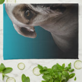 青い黒のグラデーションの背景を持つ可愛いボクサー犬 キッチンタオル (折り畳み)