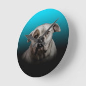 青い黒のグラデーションの背景を持つ可愛いボクサー犬 ラウンド壁時計 (傾斜)