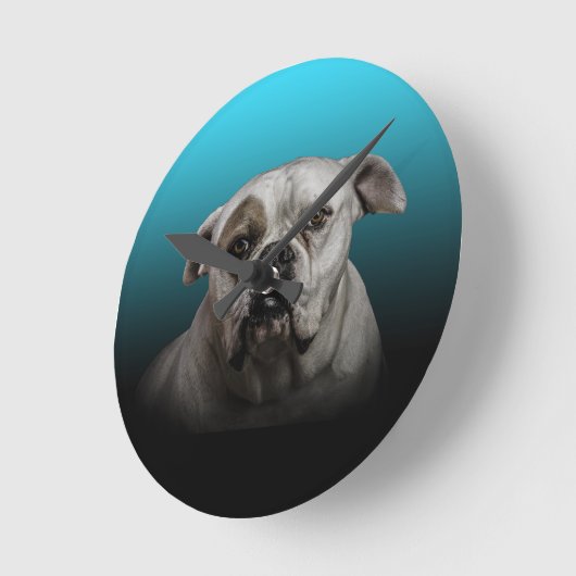 青い黒のグラデーションの背景を持つ可愛いボクサー犬 ラウンド壁時計 (傾斜)