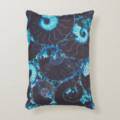 青い黒のNautilusシェルパターン、おびえたジオメトリ アクセントクッション (正面(垂直))