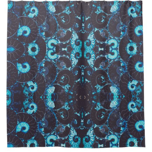 青い黒のNautilusシェルパターン、おびえたジオメトリ シャワーカーテン (正面)