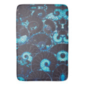 青い黒のNautilusシェルパターン、おびえたジオメトリ バスマット (正面縦)