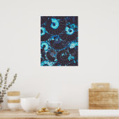 青い黒のNautilusシェルパターン、おびえたジオメトリ ポスター (キッチン)