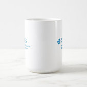 青いAMBSロゴの白いマグカップ コーヒーマグカップ (中央)