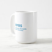 青いAMBSロゴの白いマグカップ コーヒーマグカップ (正面左)