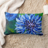 青いBatchelorボタンの枕 ランバークッション (ブランケット)