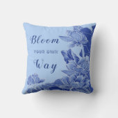 青いChinoiserie Lotus Mandala開花キャプション クッション (裏面)