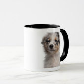 青いMerleのオーストラリアの羊飼いの子犬のクローズアップ マグカップ (正面右)