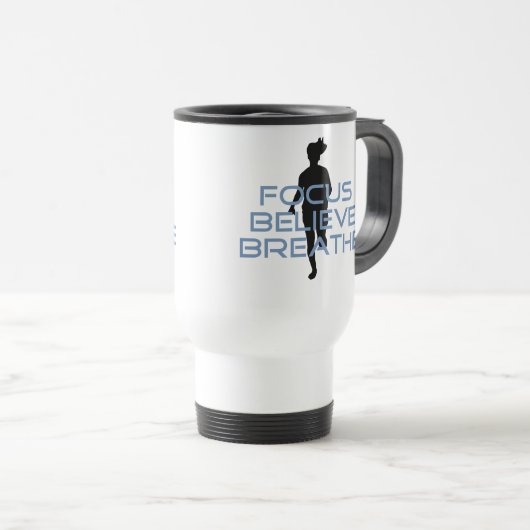 青いT信じシャツに焦点を合わせる トラベルマグ (正面右)